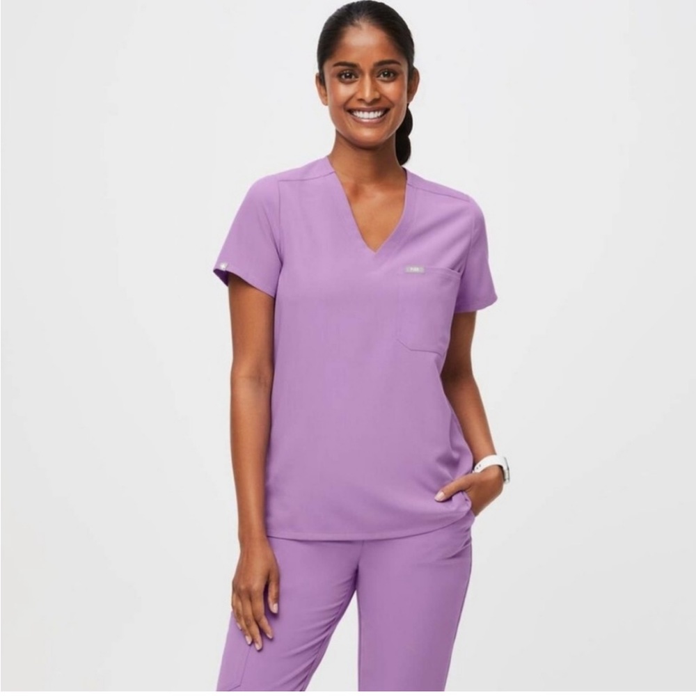 Figs Catarina One-Pocket Scrub Top in Lilac